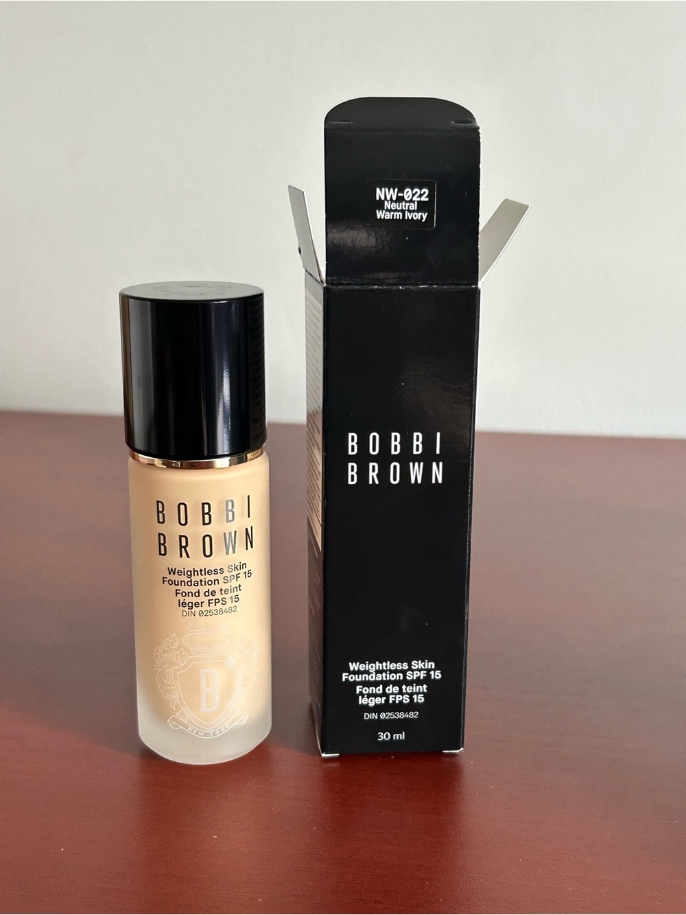 Bobbi Brown Weightless Skin Foundation NW-022 Neutral Warm Ivory